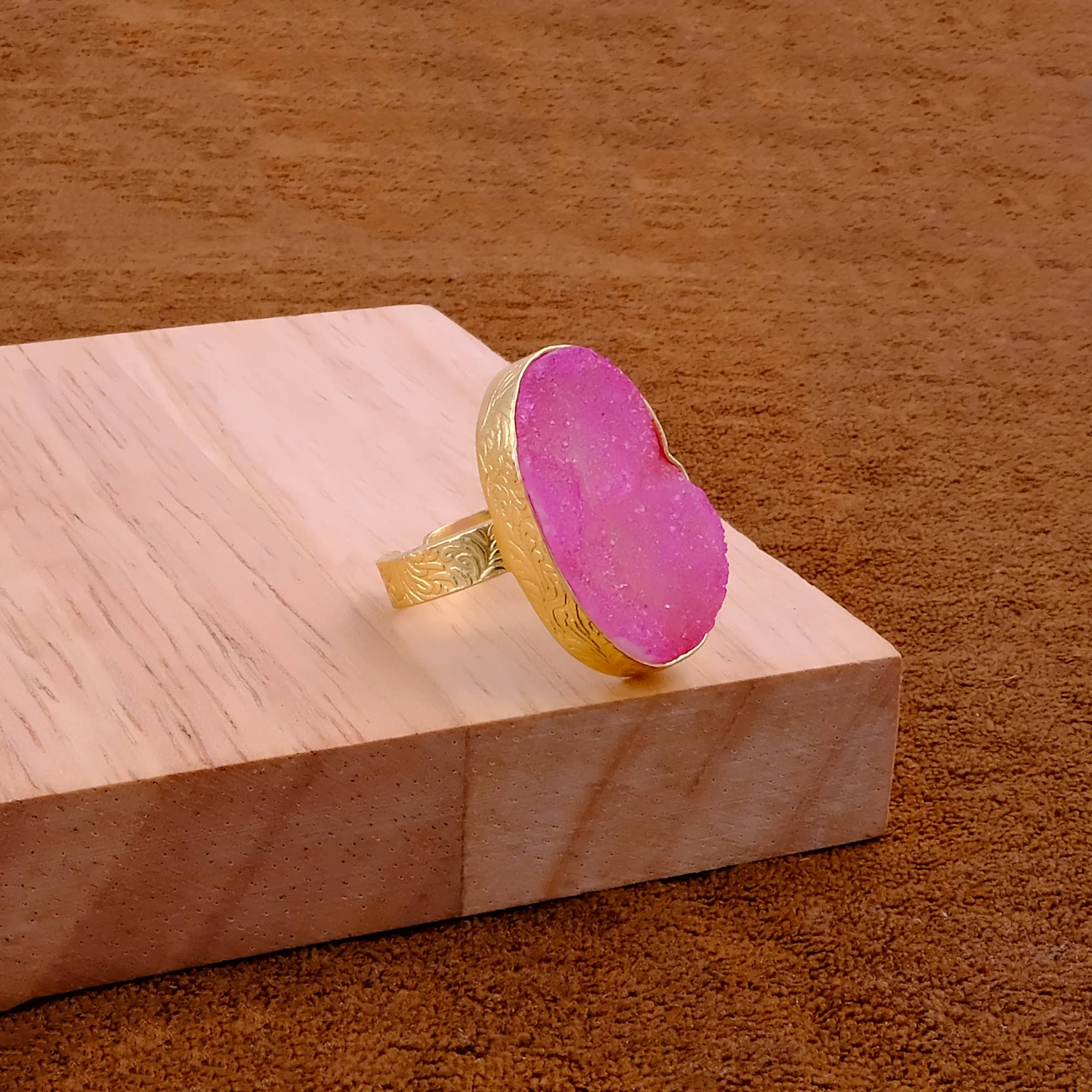 El Joyero - Vendita all'ingrosso Anelli cocktail/statement - Anelli con fascia regolabile testurizzata placcata in oro con druzy rosa zucchero.3