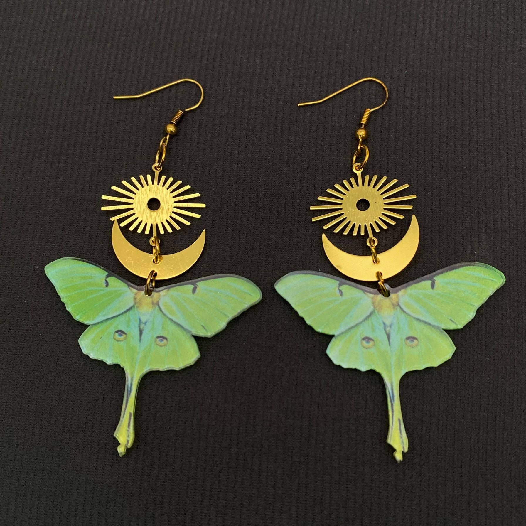 Mio Queena - Vente Boucles d'oreilles pendantes - Boucles d'oreilles pendantes en acrylique vert papillon plaqué or lune soleil - MS0