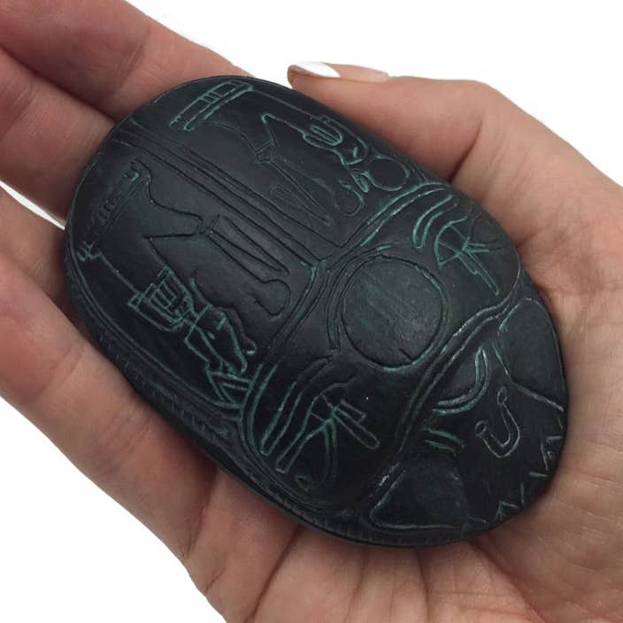 Amulette égyptienne en forme de scarabée aux yeux d'Osiris et de Wedjat 3,2 L pour la vente par Museum Wholesale Inc