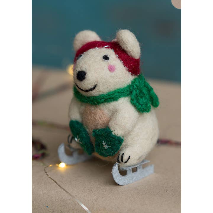 Namaste – Großhandel Weihnachtsschmuck – Filz-Eisbär auf Schlittschuhen2