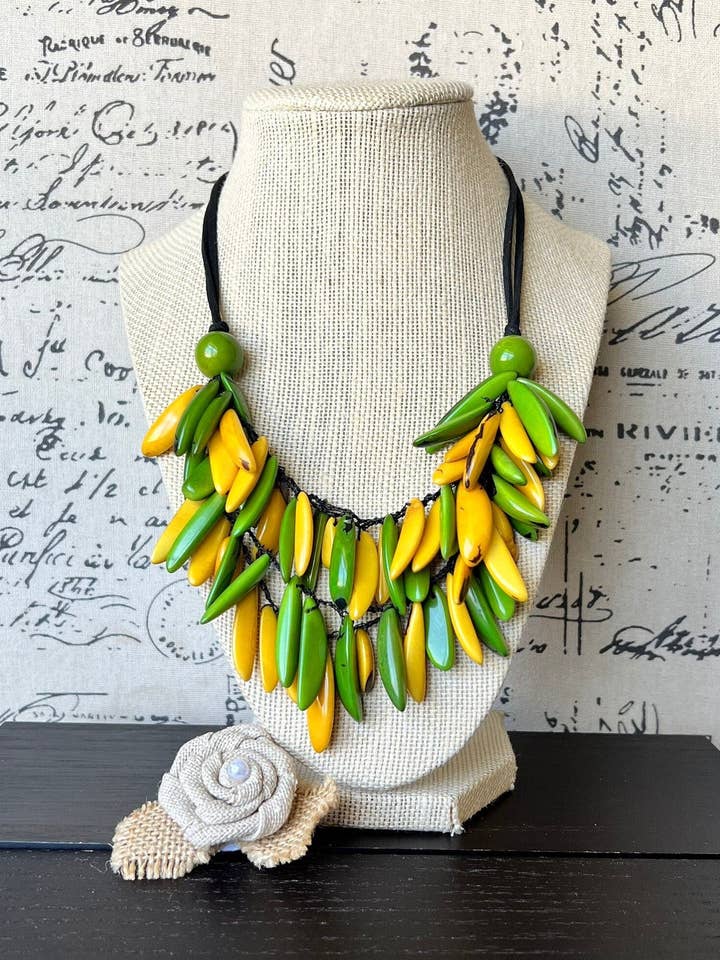 Collar verde y amarillo Collar de tagua Collar grande y llamativo Cordón ajustable Arte portátil Collar de cuentas hecho a mano Moda de otoño 2025s para venta al por mayor de Galapagos Tagua