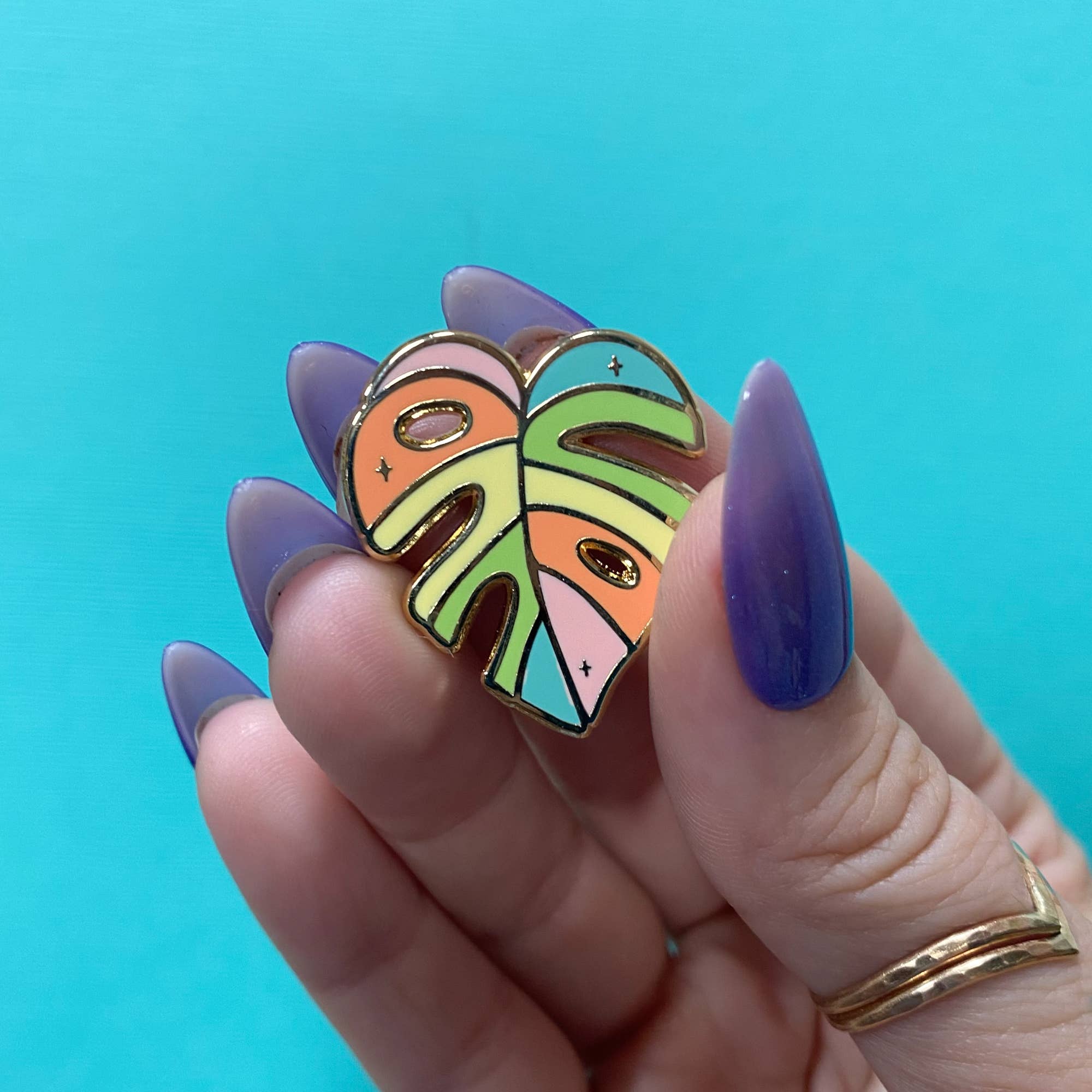Chelzart - Vente Épinglettes/boutons - Épinglette en forme de feuille Rainbow Monstera | Épingle en émail9