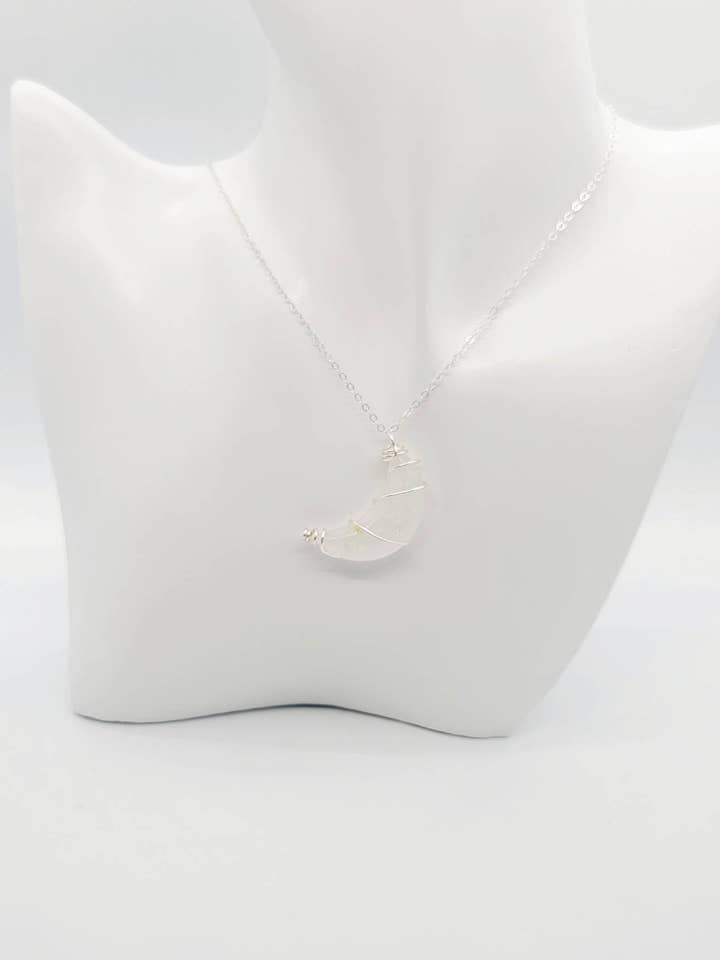 Kvarts halsband | Klar kvarts kristall halsband | Crescent Crystal Pendant | Crescent Moon Crystal Necklace | Xmas Gift för wholesale av Healing Jewelry Co., LLC