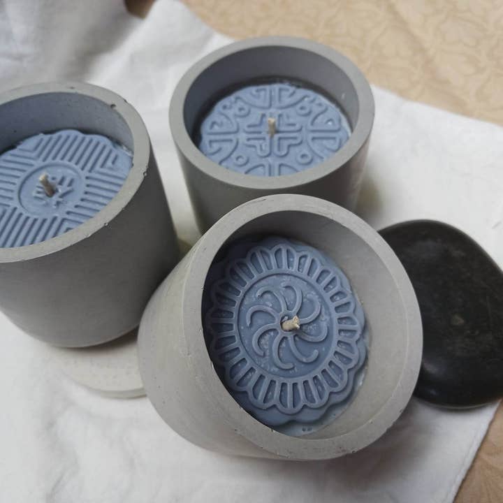 Cire de soja, récipient en ciment, mèche en coton, « Black Sea » pour la vente par Casa de Iris Crafts