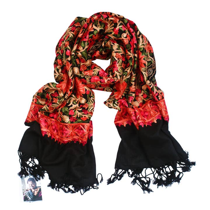 Scialle in lana ricamato floreale per la vendita all'ingrosso da parte di Empowering Local Women