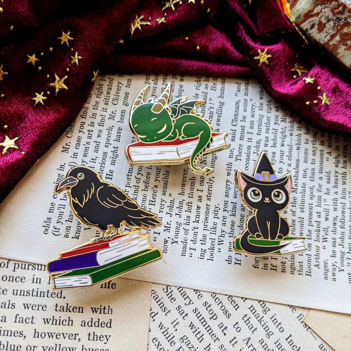 Joyella Design – Engroshandel Reversnål/knap – Poe the Raven hård emaljestift4