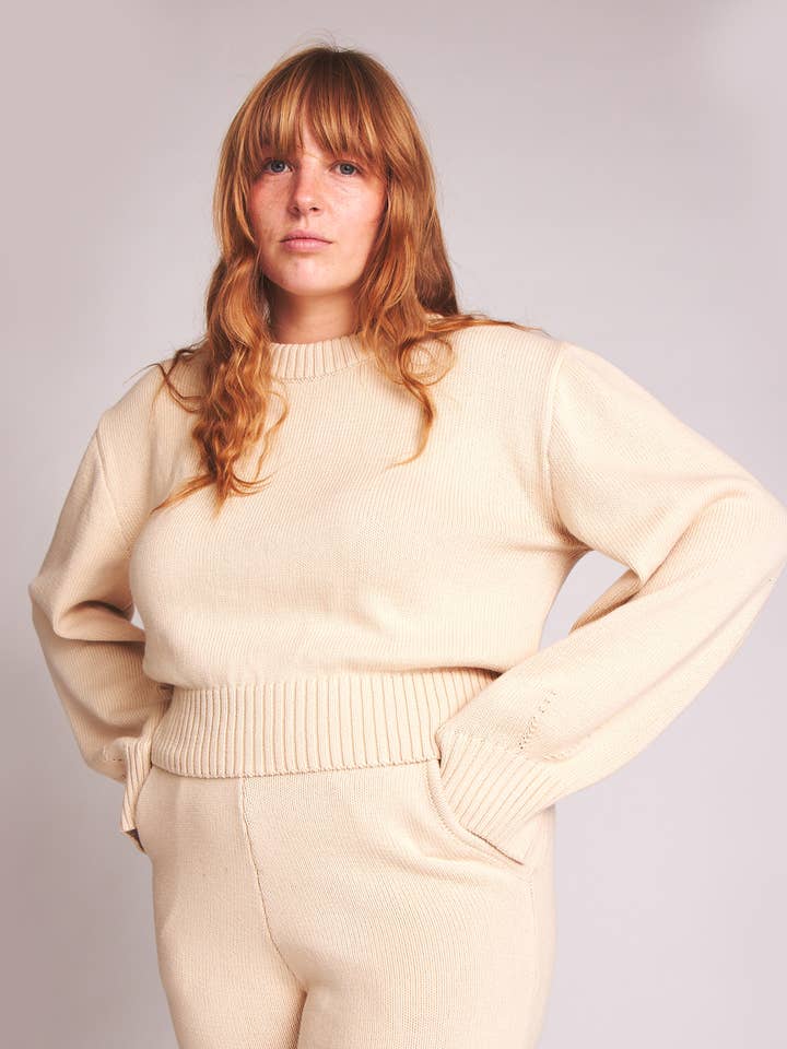 Cara - beskuren stickad tröja i ljusbeige för wholesale av Baìge the Label