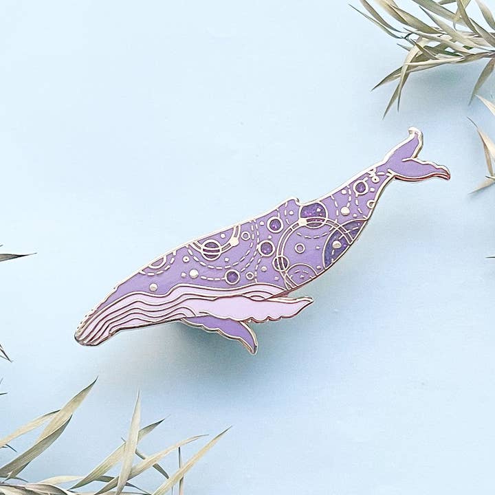 Épinglette orbitale en forme de baleine à bosse (sirène de mer) pour la vente par Alum and Ink