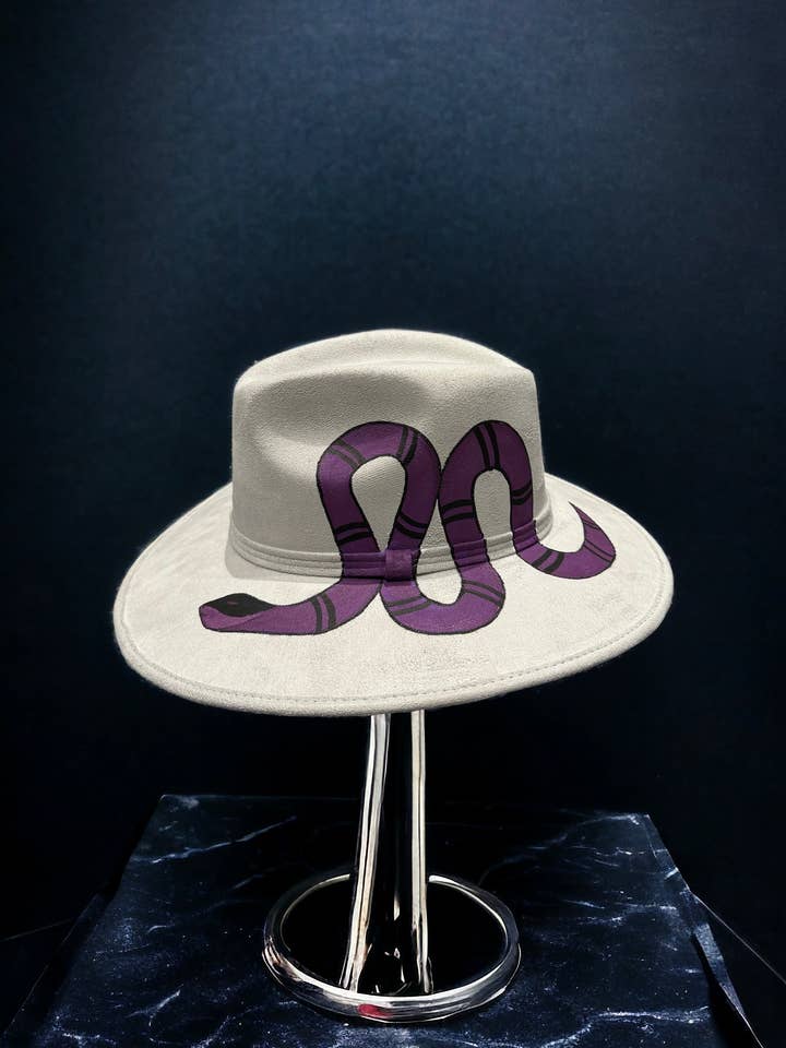 Chapeau en daim peint serpent violet pour la vente par Bella Soul