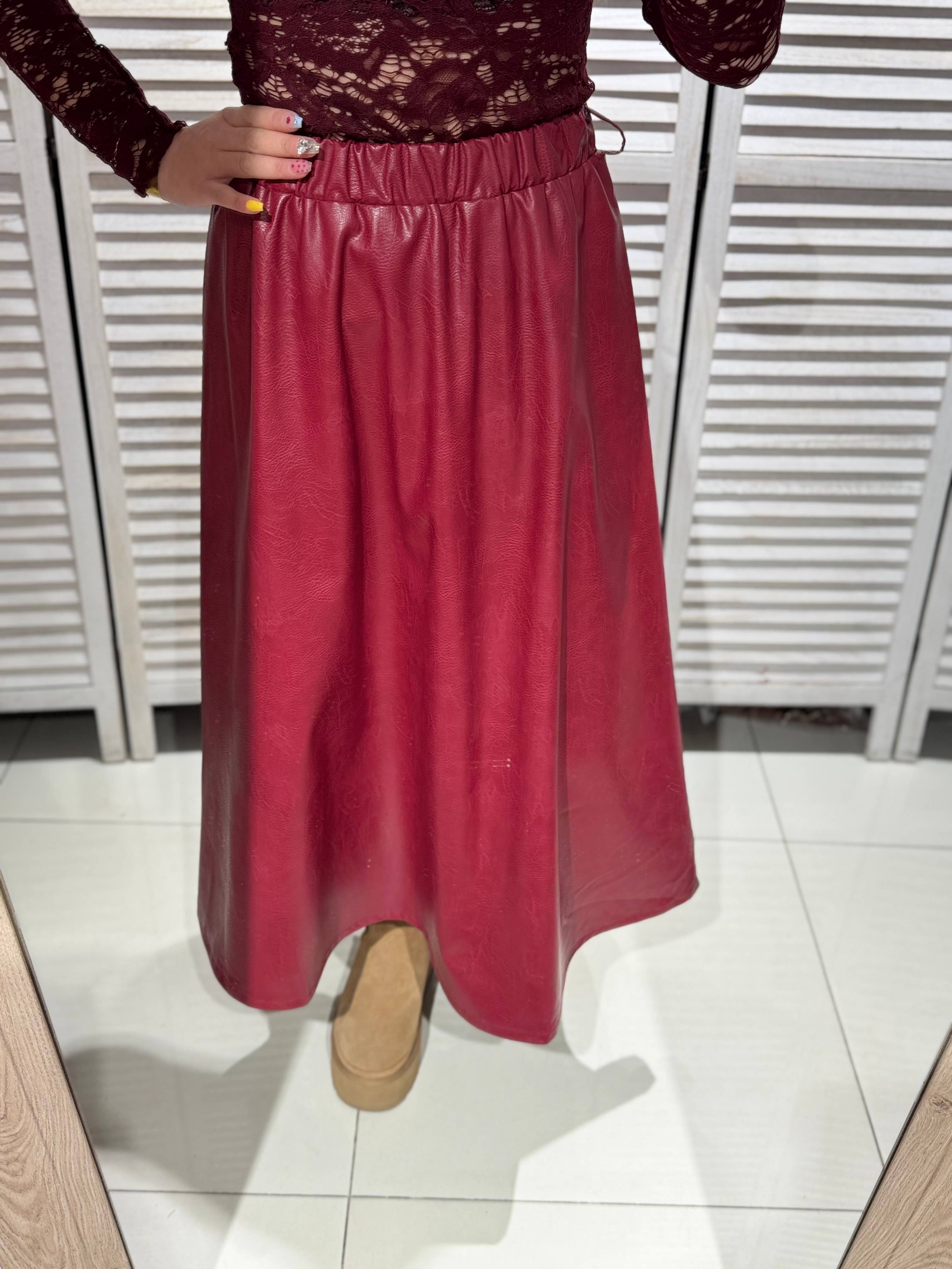 VICTORIA&ISAAC - Wholesale Skirt - Women's - Mid-length flared faux leather skirt - J6755bordo
