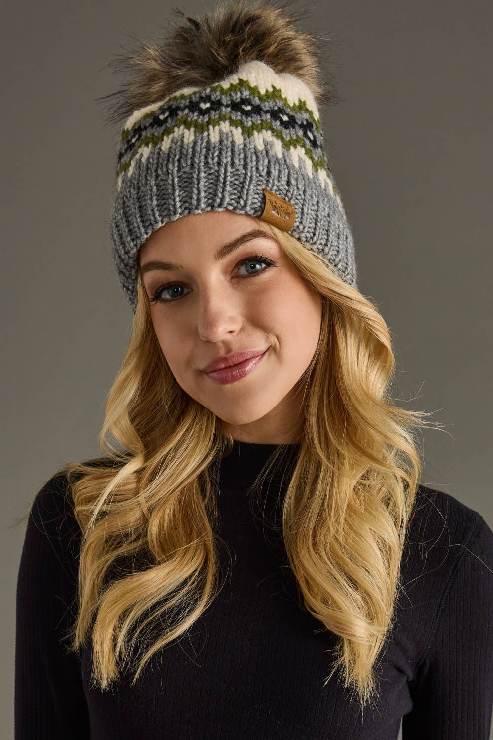 Panache Apparel Co. – Engroshandel Beanie - Dame – Creme, grøn, sort & grå mønstret pom-pom hue2