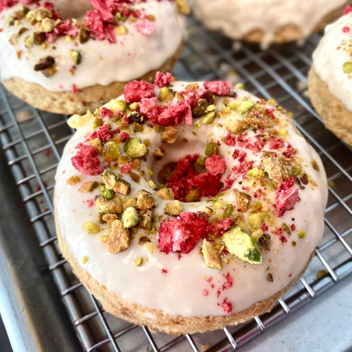 enci sweets – Bolo por atacado – donut loiro morango-pistache