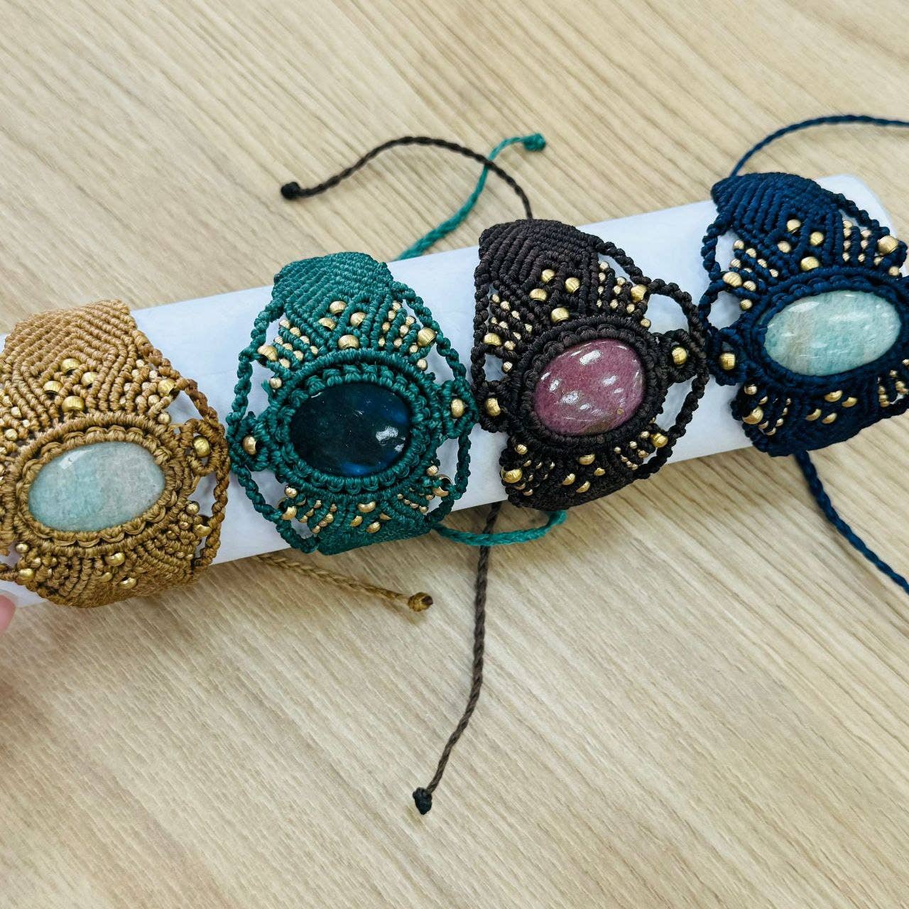 Hecho a mano - Vendita all'ingrosso Bracciale in tessuto/intrecciato - Bracciale largo con pietra e macramè4