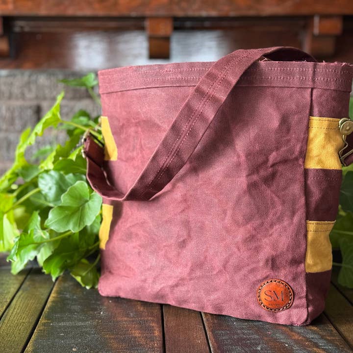 Tote bandoulière en toile de canard cirée pour la vente par Simply Me • Gentlemen Est. 2017 LLC