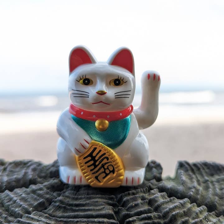 Tribal Trade GmbH - Vendita all'ingrosso Statuette decorative - Lucky cat mini Maneki-neko, gatto a onde bianche, solare, 5 cm5