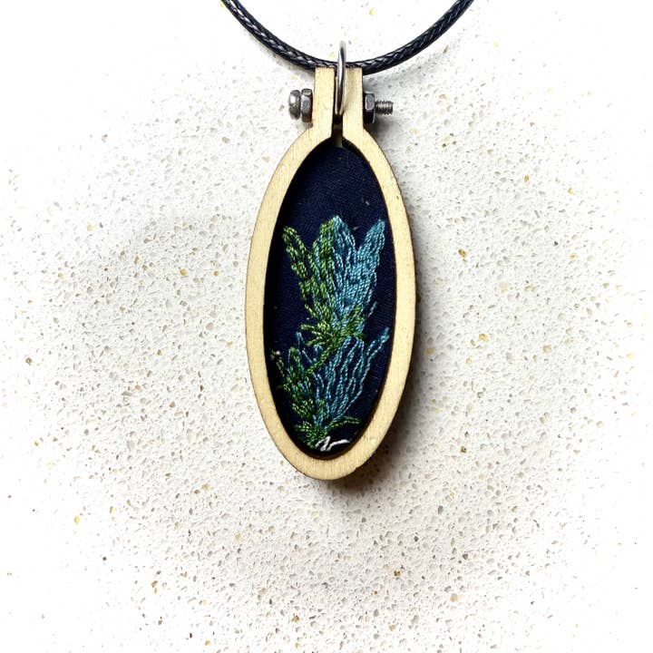 Collier en bois et fil avec fleur de campanule bleue - Mini brodé pour la vente par Yarn Revival by NokoKnitCo