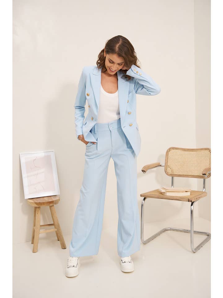 Attentif Paris – Großhandel Blazer – Damen – Attentif Paris zeitloser taillierter Blazer mit doppelreihigem Goldknopfmuster61