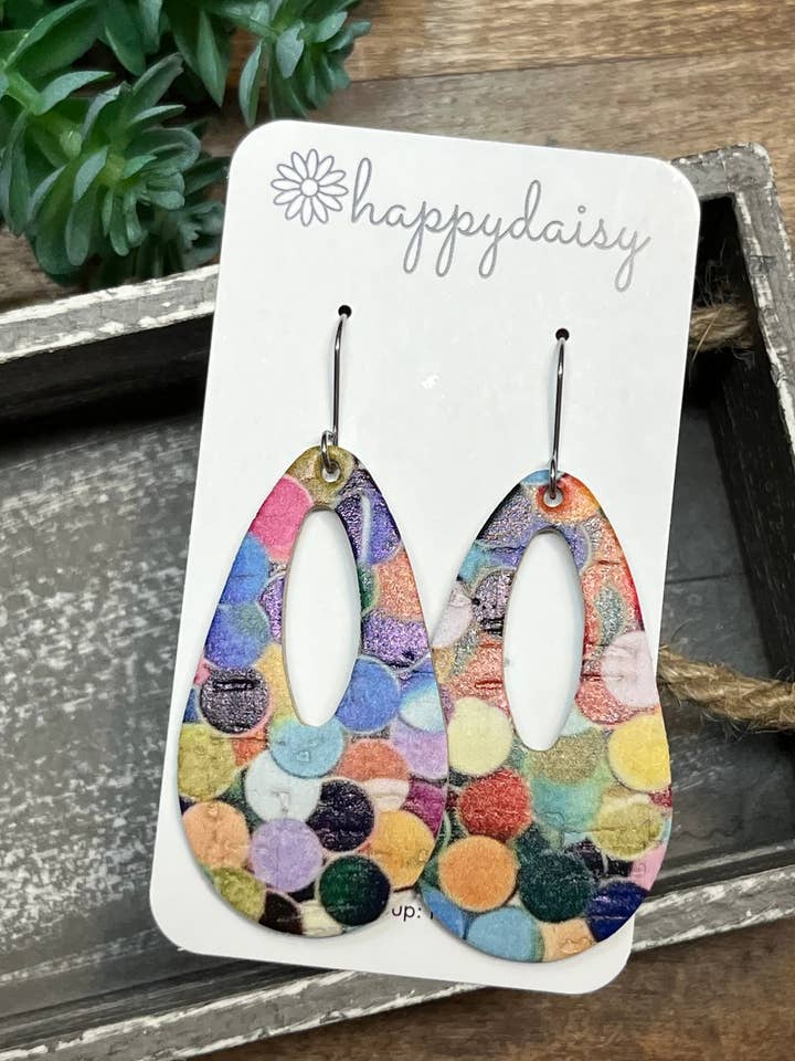 Boucles d'oreilles « Jessie » en forme de larme ouverte en liège sur cuir multicolore à imprimé confettis pour la vente par happydaisy