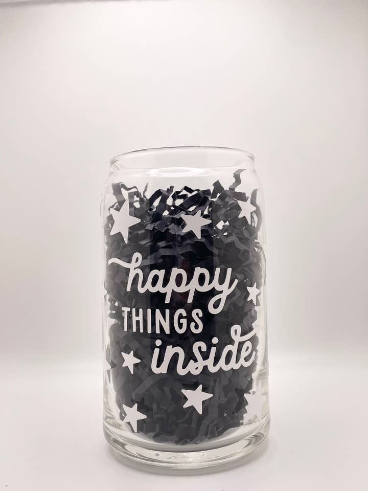 White Happy Things Inside Positivity Dose Glasbecher für den Großhandel von Jeanne Mari & Co