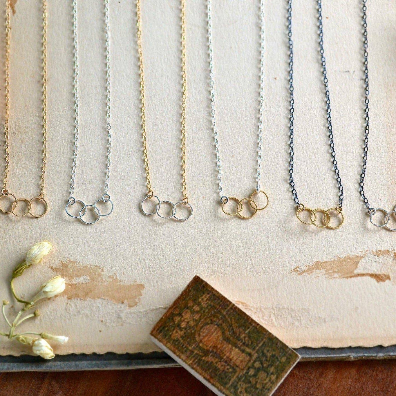 Foamy Wader – Engroshandel Halskæde med vedhæng – Trio halskæde - delikat forbundet tre cirkel søster halskæde15