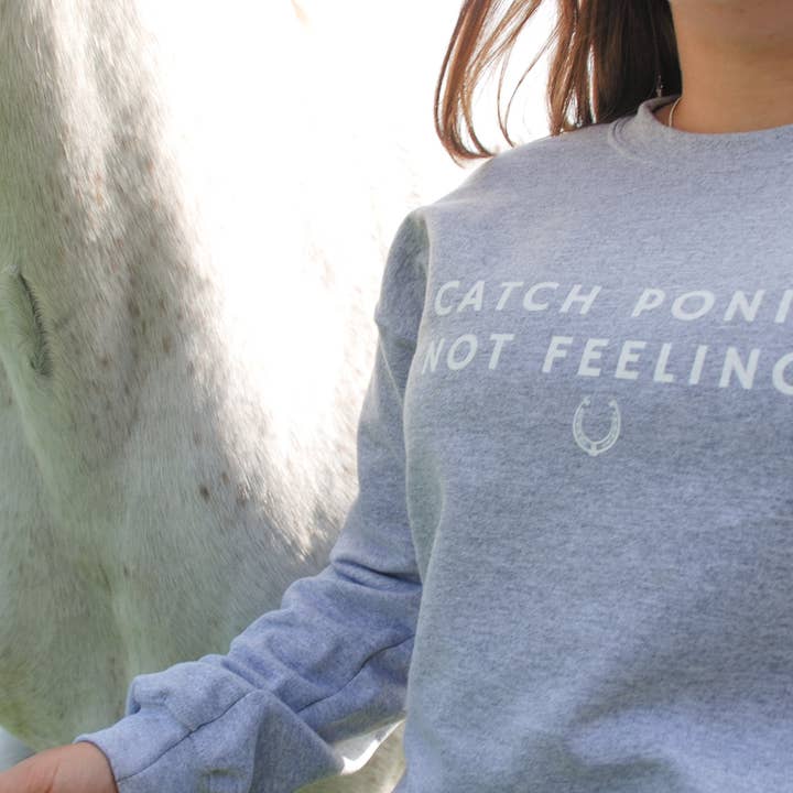 Crewneck "Attrapez des poneys, pas des sentiments" - Gris pour la vente par Laced Reins Equestrian