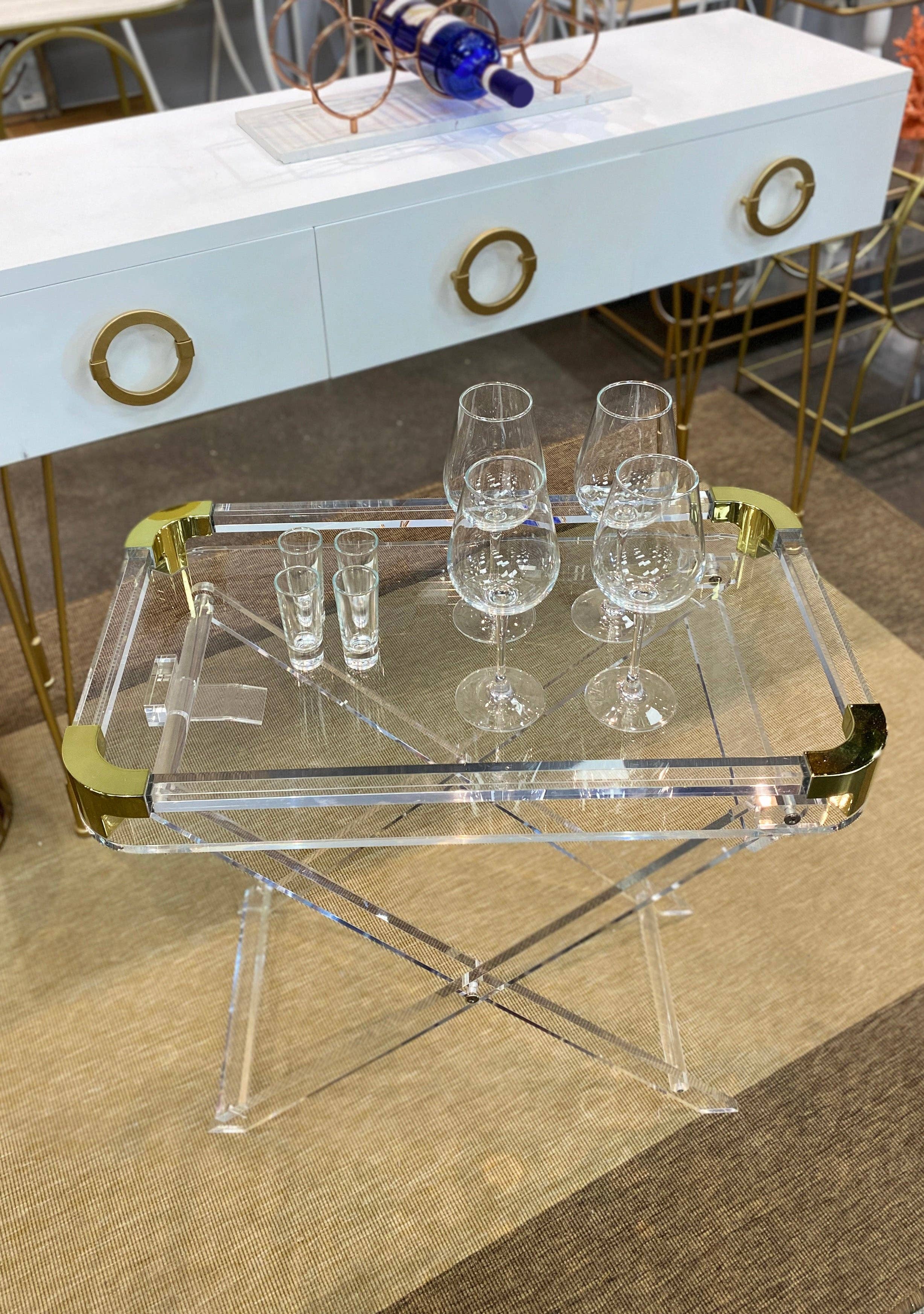 DesignStyles Home - Wholesale Bijzettafel - Simply Brilliant acryl inklapbare dienblad bijzettafel met gouden randen1