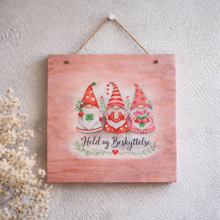 Skandinavischer Wichtel Holzschild – Wanddeko für Glück & Schutz – Dänisch „Held og Beskyttelse“ – Nordisches rustikales Wohn-Geschenk – Handgefertigte rosa Holztafel für den Großhandel von Runemoss Atelier by Sara Beccuti