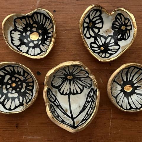 Hsieh Clay SF – Engroshandel Smykkeskål – Håndlavet hjerteformet smykkefat med blomster og 22 kt guldkant5