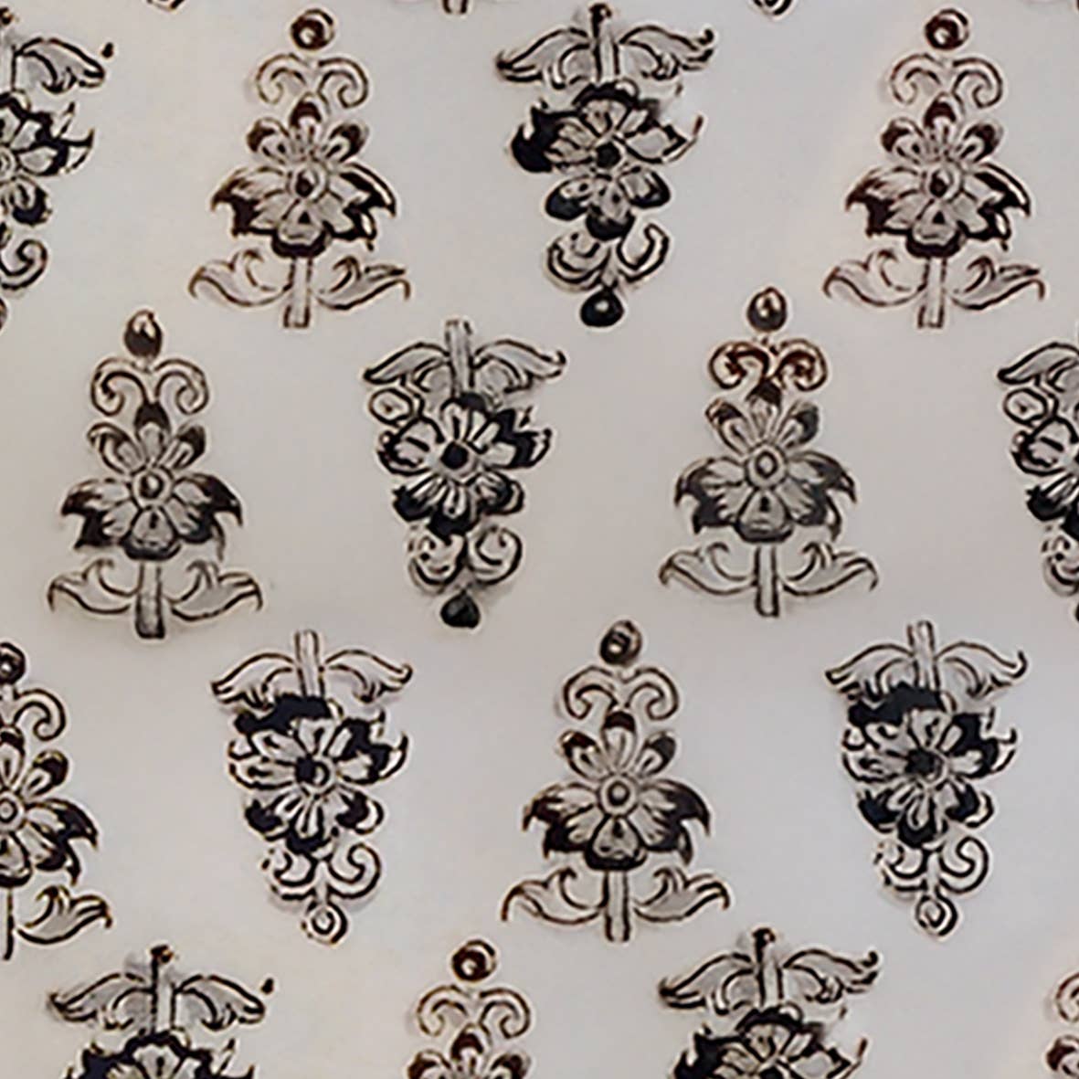 Maison Lilo - Vendita all'ingrosso Vassoi decorativi - Vassoio cuore in metallo smaltato Hoya 15x15, bordo dorato1