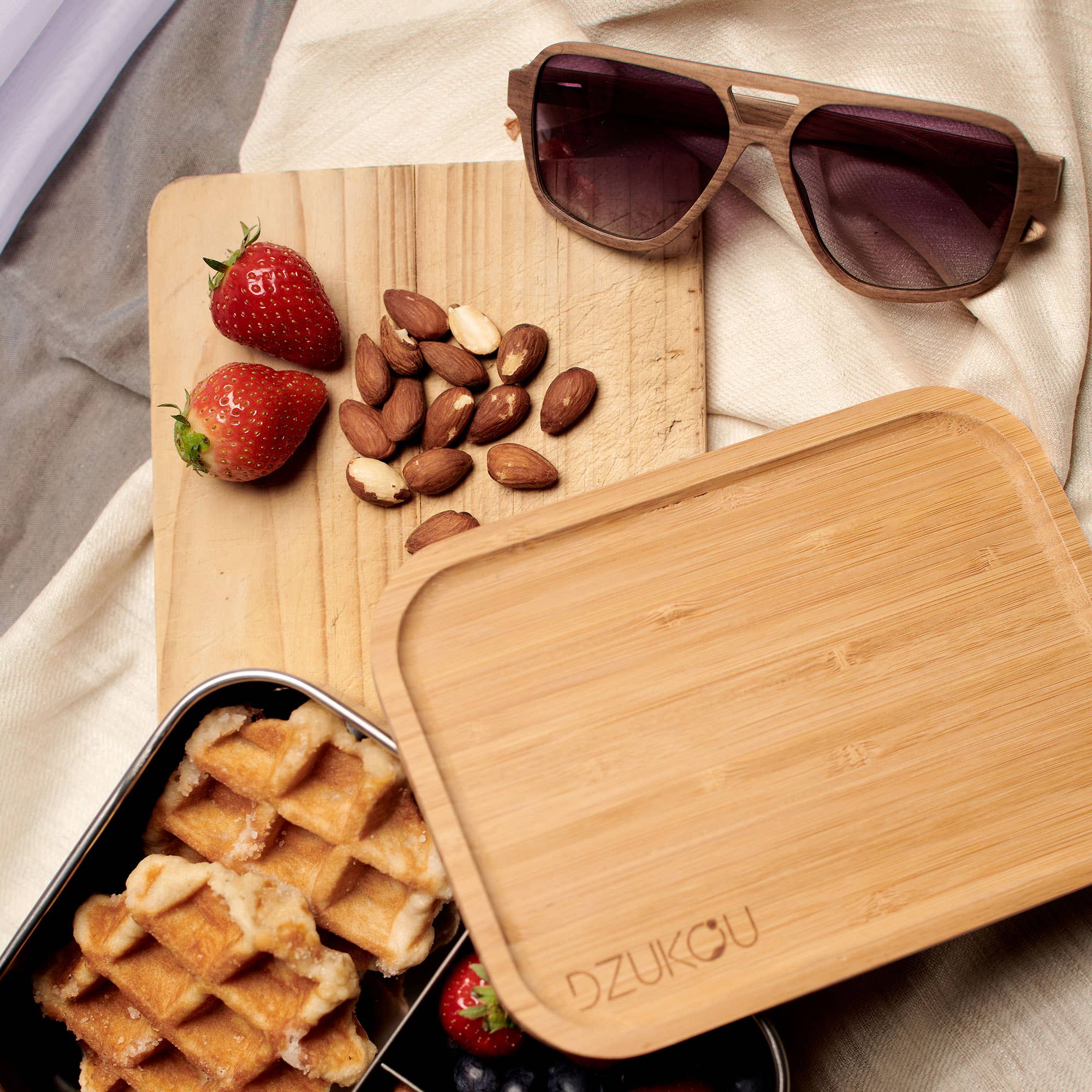 Dzukou B.V. – Engroshandel Solbriller - Herre – Dzukou Oblique - træsolbriller til mænd med korketui10