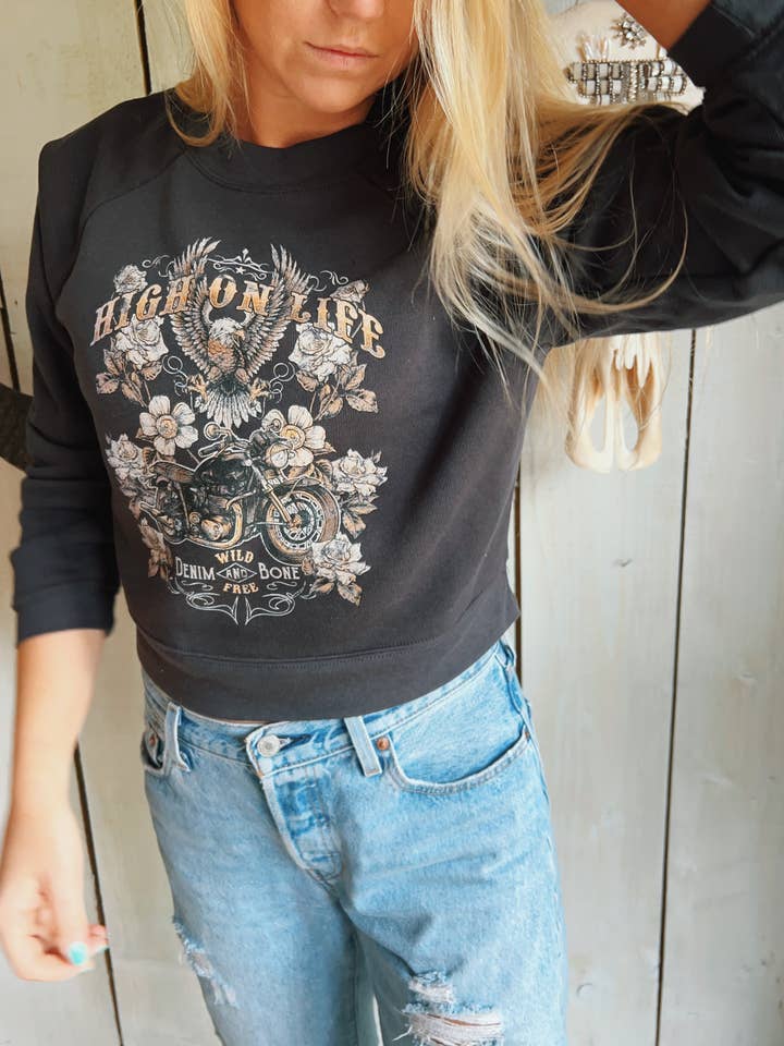 Sweat-shirt court doublé en polaire « High on Life » pour la vente par Denim & Bone