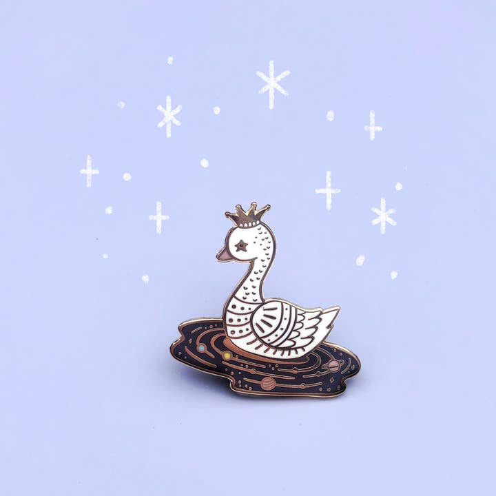 Broche en émail Cosmic Swan pour la vente par Dot&Jot