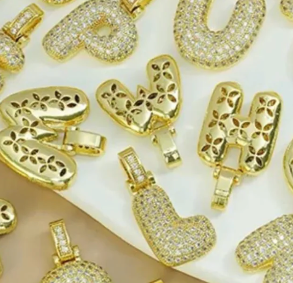 Ouro amarelo Pavé Bubble Letter Iniciais Colar em Aço Ouro 14K para venda a revendedores na Faire1