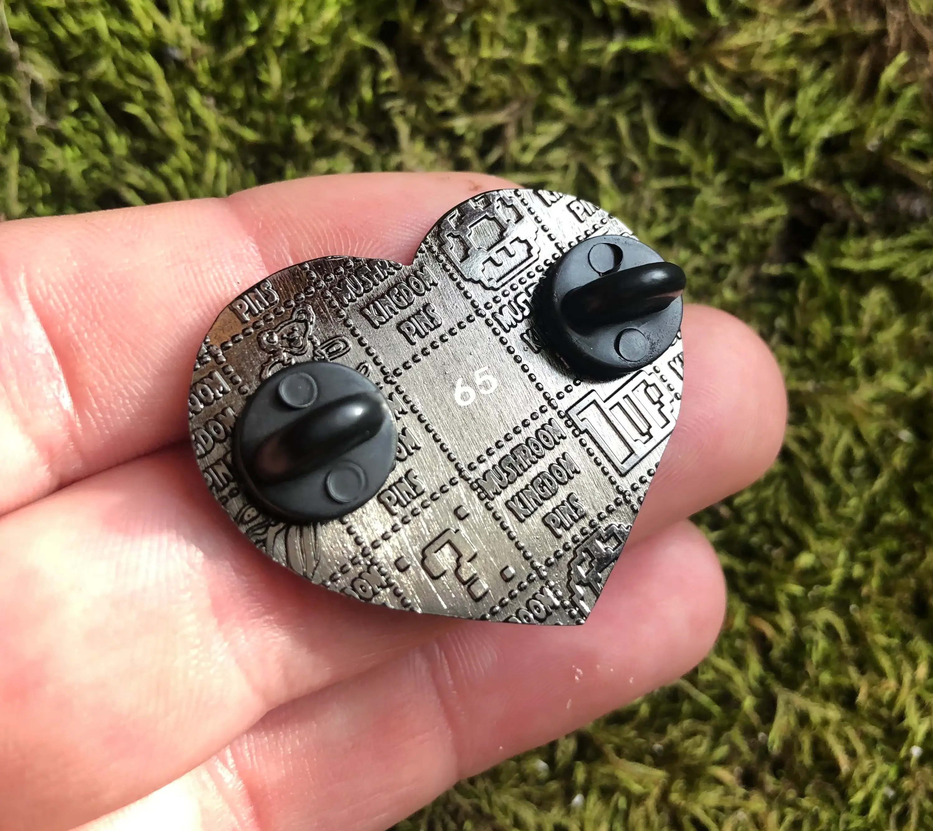 Mushroom Kingdom Pins - Venta al por mayor Botón/prendedor - Pin de orgullo arcoíris LGBTQ – Pin de esmalte duro en forma de corazón de 1,5"1