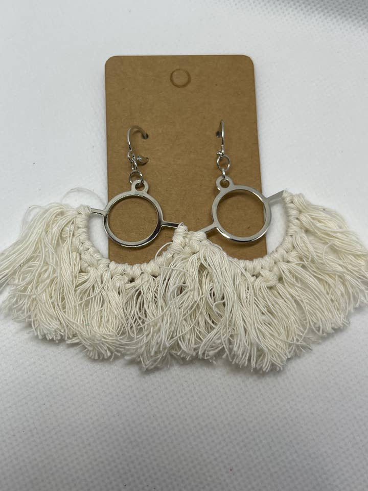 Macramé argenté pour la vente par The Clayed Peach