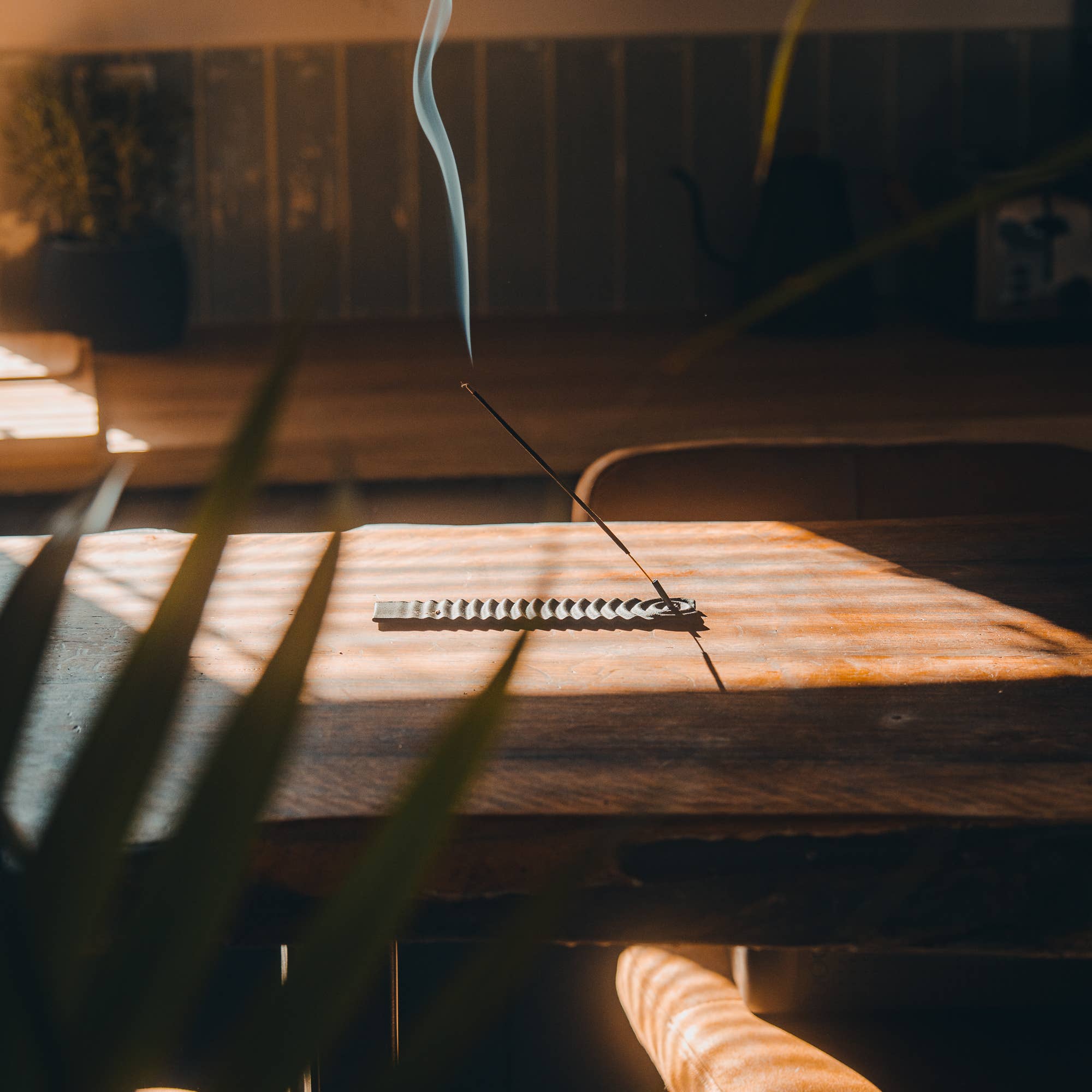 Copo Design – Großhandel Räucherstäbchenhalter – Räucherstäbchenhalter aus Holz mit Metalleinsatz – gewellt4