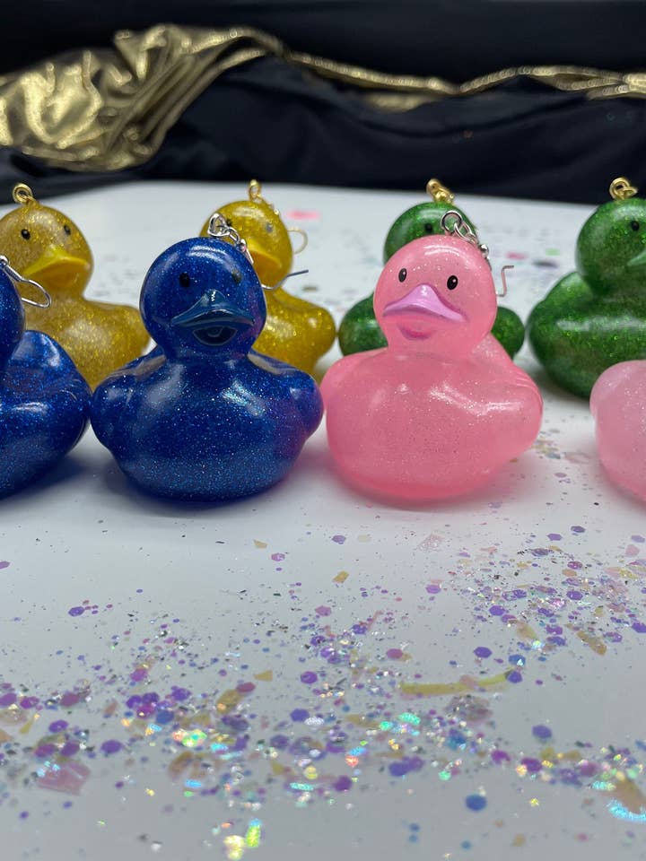 Boucles d'oreilles en forme de canard en caoutchouc à paillettes Lil Fine ! pour la vente par R59Creates