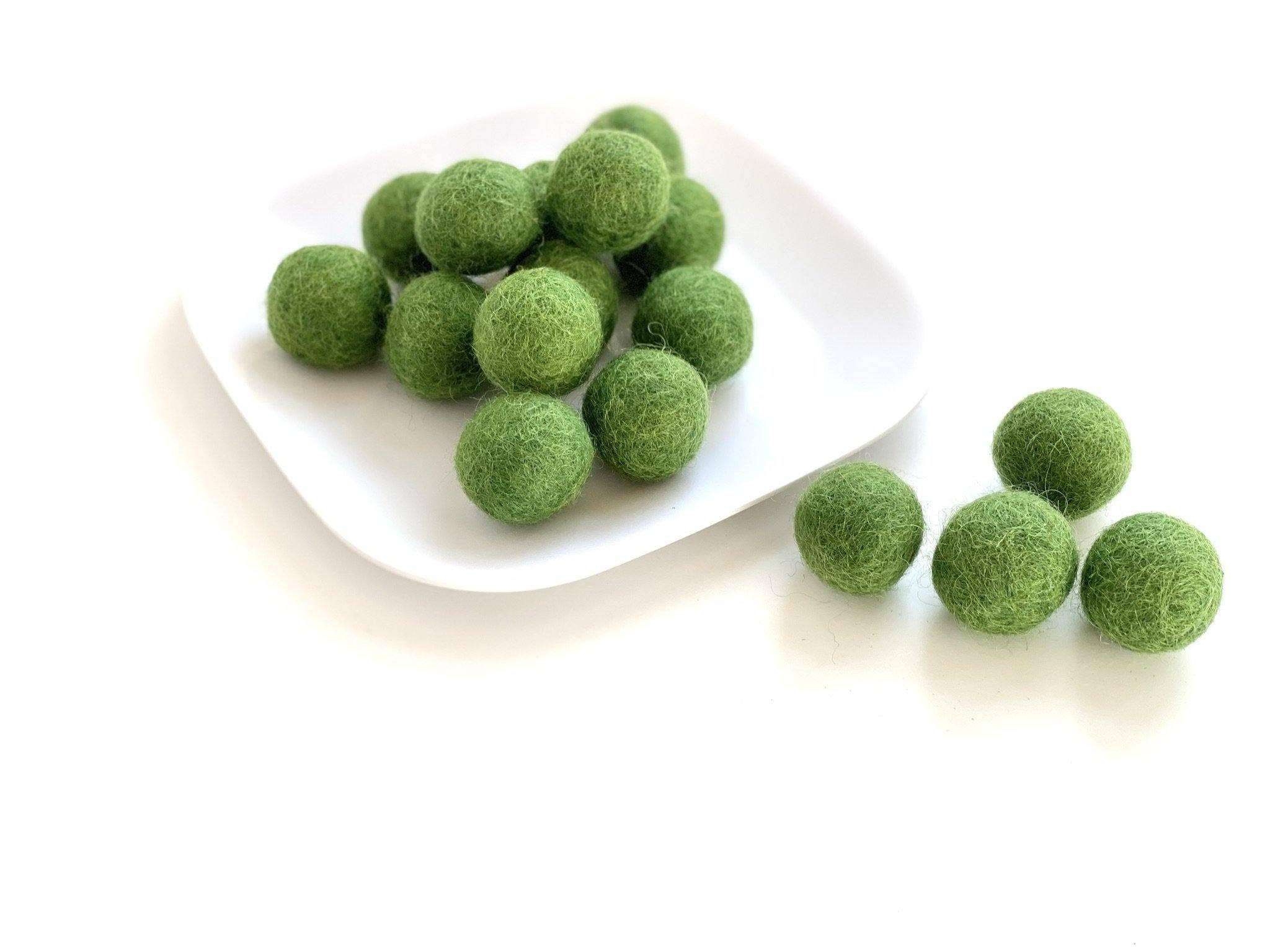 Wool Jamboree - Wholesale Craft Supplies - Forest Green - 2.5 cm Felt Pom Pom Balls0