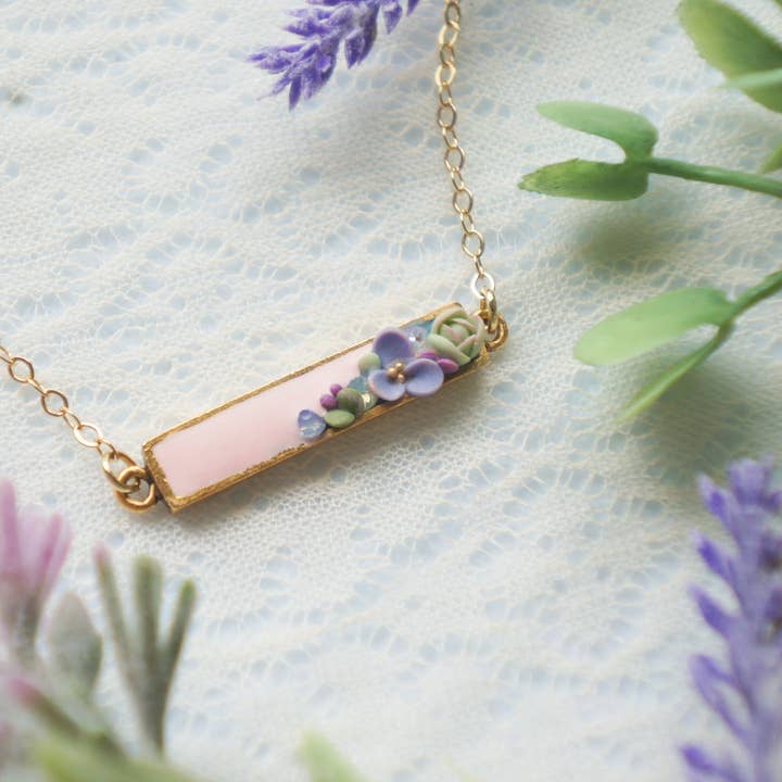 Bitty Sideways Bar - Collana floreale, sfondo rosa per la vendita all'ingrosso da parte di Colourful Blossom