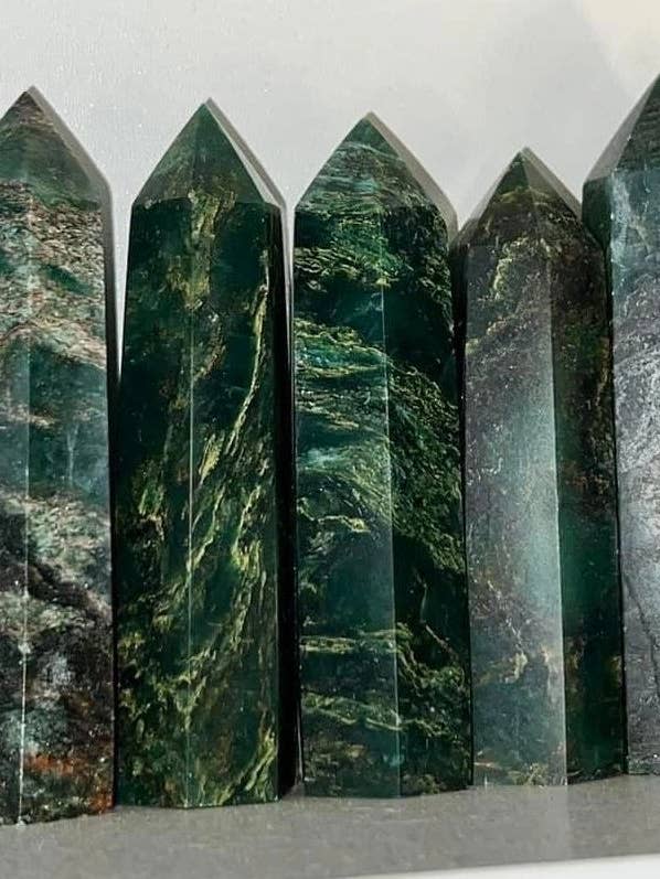 Smaragdtårne for engroshandel hos Of Quartz It Is