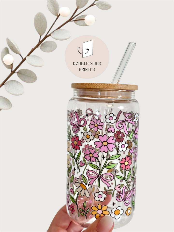 Gobelet en verre avec contour de fleurs, couvercle en bambou et paille en verre pour la vente par the cute cloud