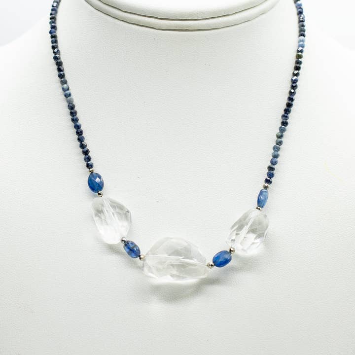 Collier Claudina en quartz et cyanite pour la vente par Susan Roberts Jewelry
