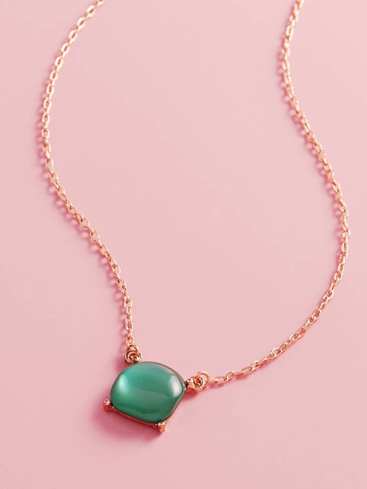 Collier court en pierres synthétiques œil de chat carrées colorées pour la vente par Designature New York