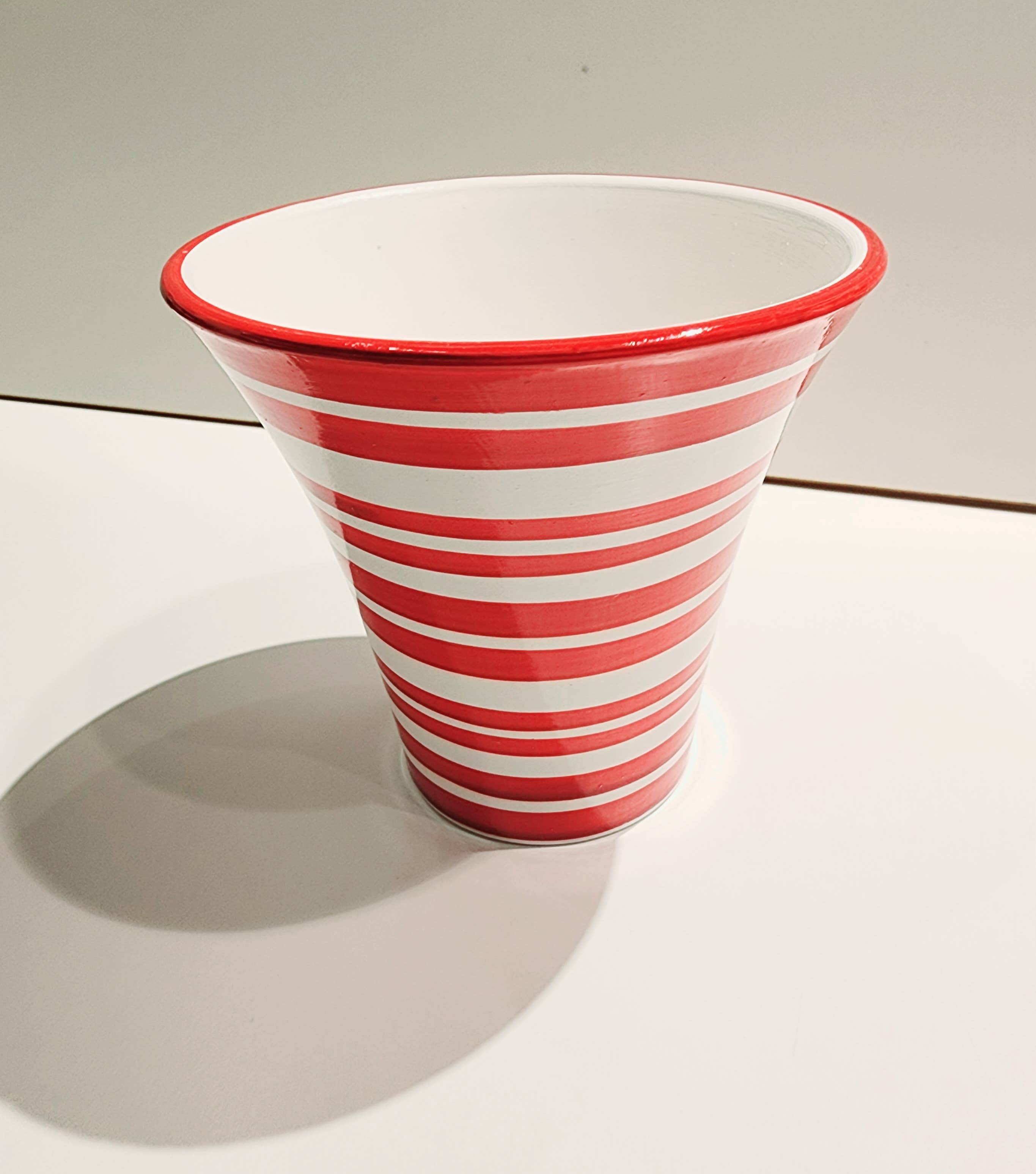 William Randall Publishing - Vente Pot - Pot en argile rayé rouge et blanc1