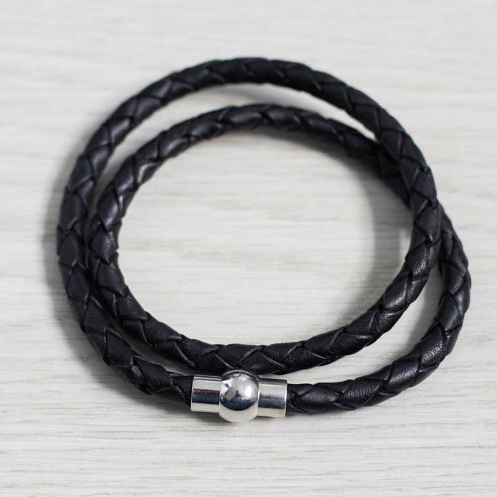 Bracelet en cuir noir à enrouler pour la vente par Gemz By Emz