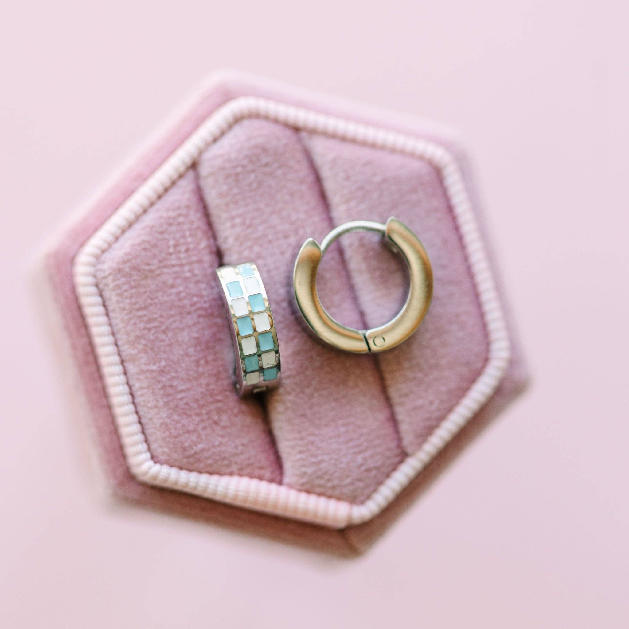 Pierced Co - Wholesale Huggie oorbellen - Zilveren Lichtblauwe Geruite Huggies0