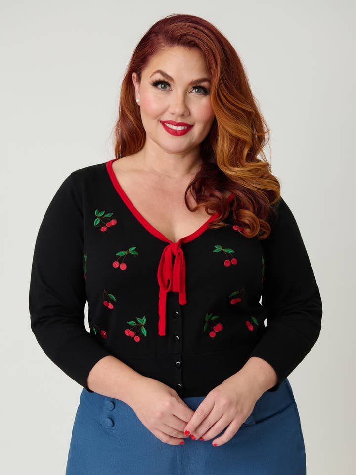 Unieke Vintage Plus Size Zwarte & Kersen Cardigan voor wholesale door Unique Vintage