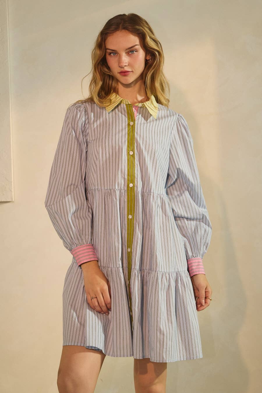 Blaue Kombo Plus gestreiftes, gestuftes Hemdkleid mit Knopfleiste für den Großhandel auf Faire3