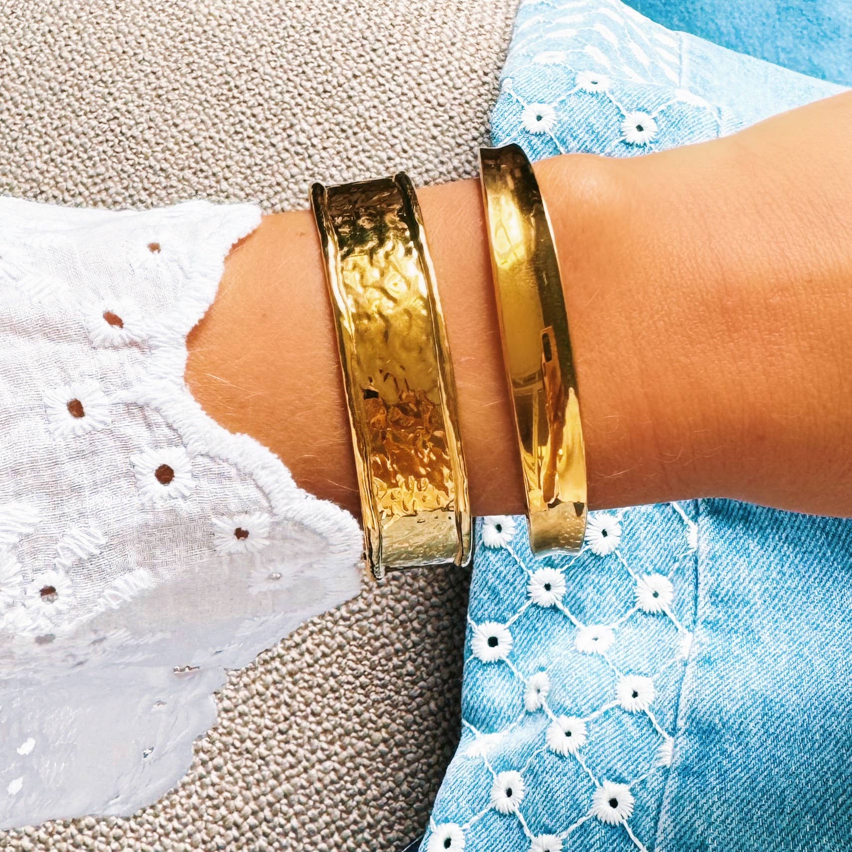 Bazou – wholesale Manschettarmband – Armring brett buckligt - guld2