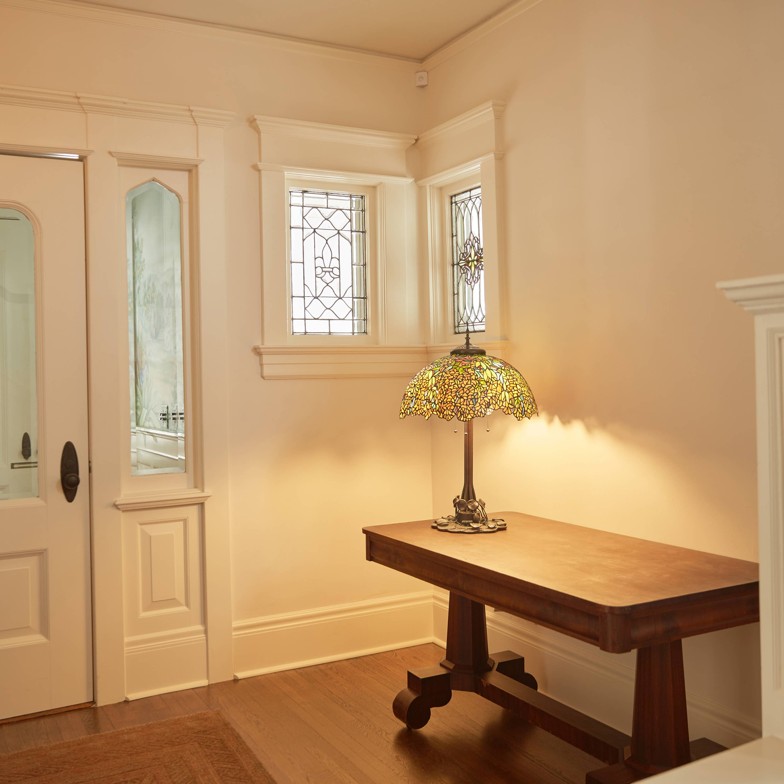 River of Goods - Vente Lampes d'appoint/de bureau - Lampe de table en verre teinté Tiffany 31,75" - Fleur de cytise5